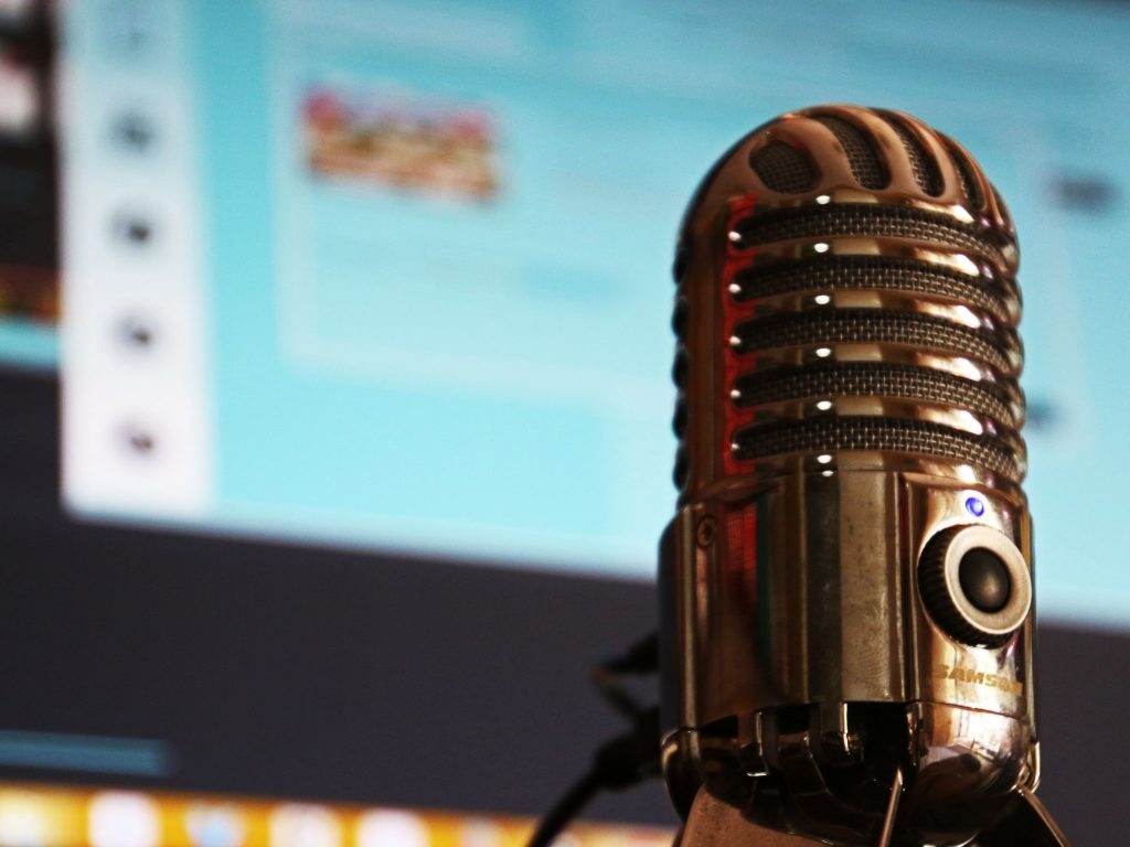 Ein Mikrofon steht vor einem Computerbildschirm.