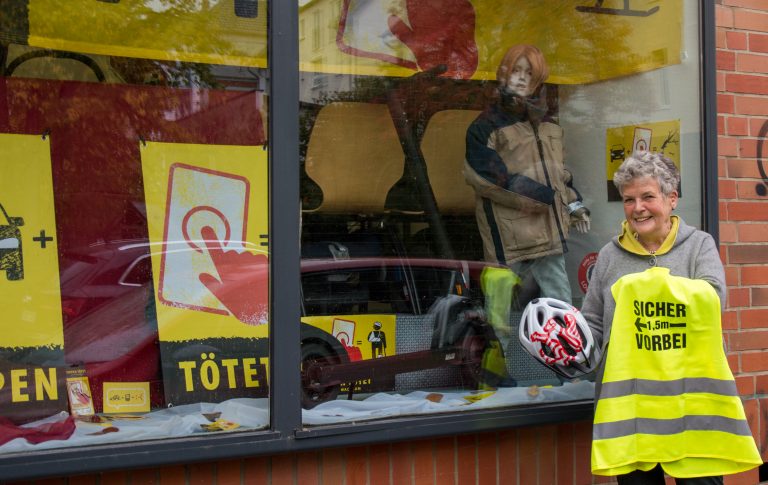 Heidrun Möbius vor dem Schaufenster der Verkehrswacht 2