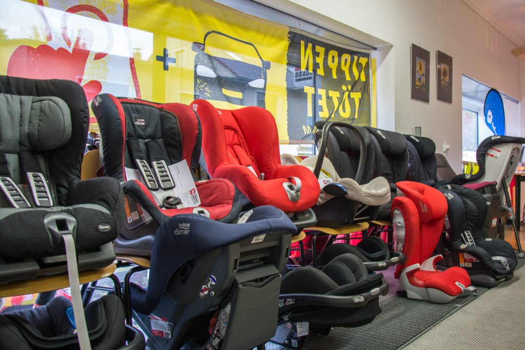 Aufgestapelte Kindersitze in der Verkehrswacht