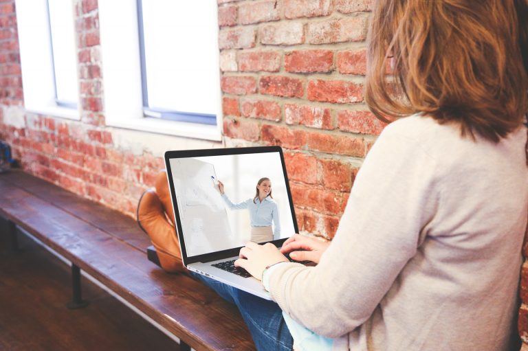 Eine Frau sitzt vor einem Laptop