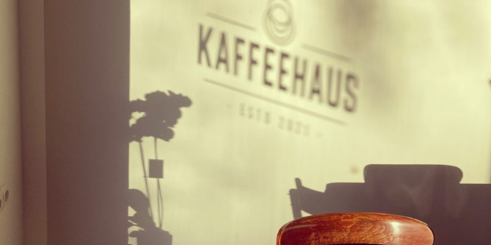 Als Schatten steht an der Wand Kaffeehaus.