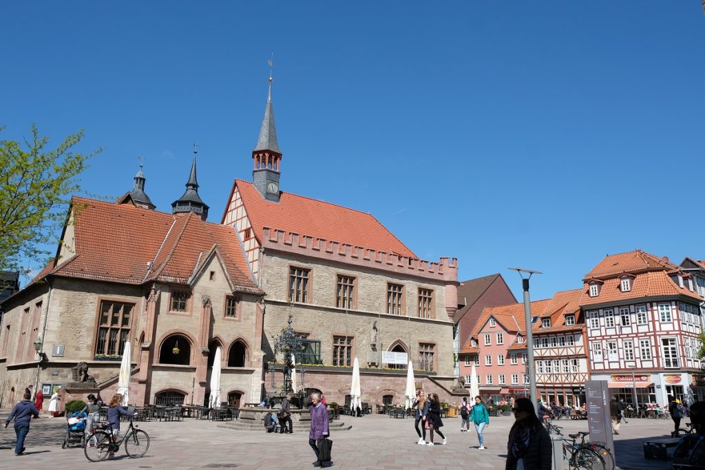 Göttingen Marktplatz, Altes Rathaus mit St. Johannis im Hintergrund.