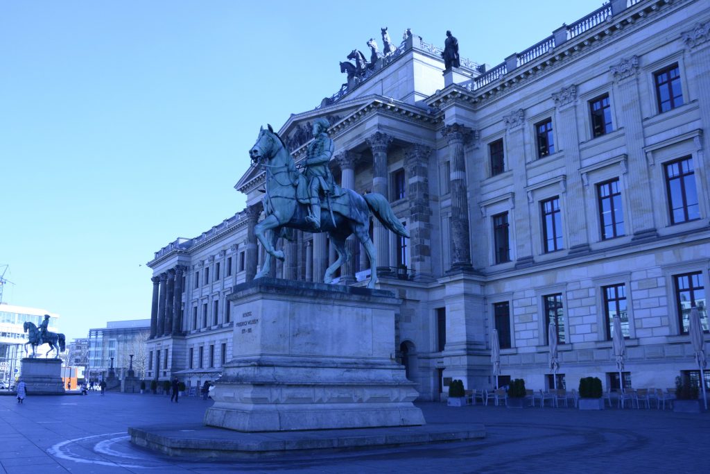 Blick auf die Fassade vom Residenzschloss mit Reiterstatuen.