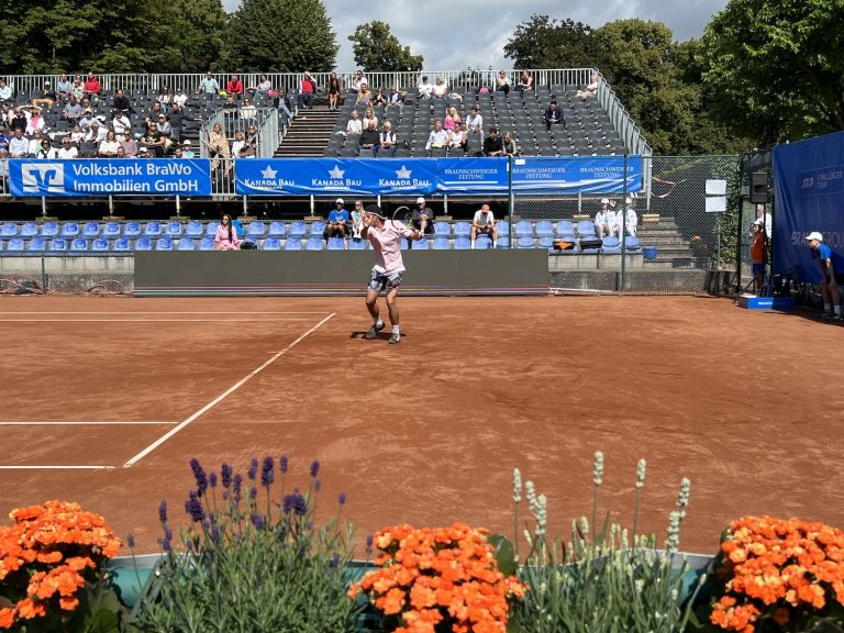 Eine Person spielt Tennis