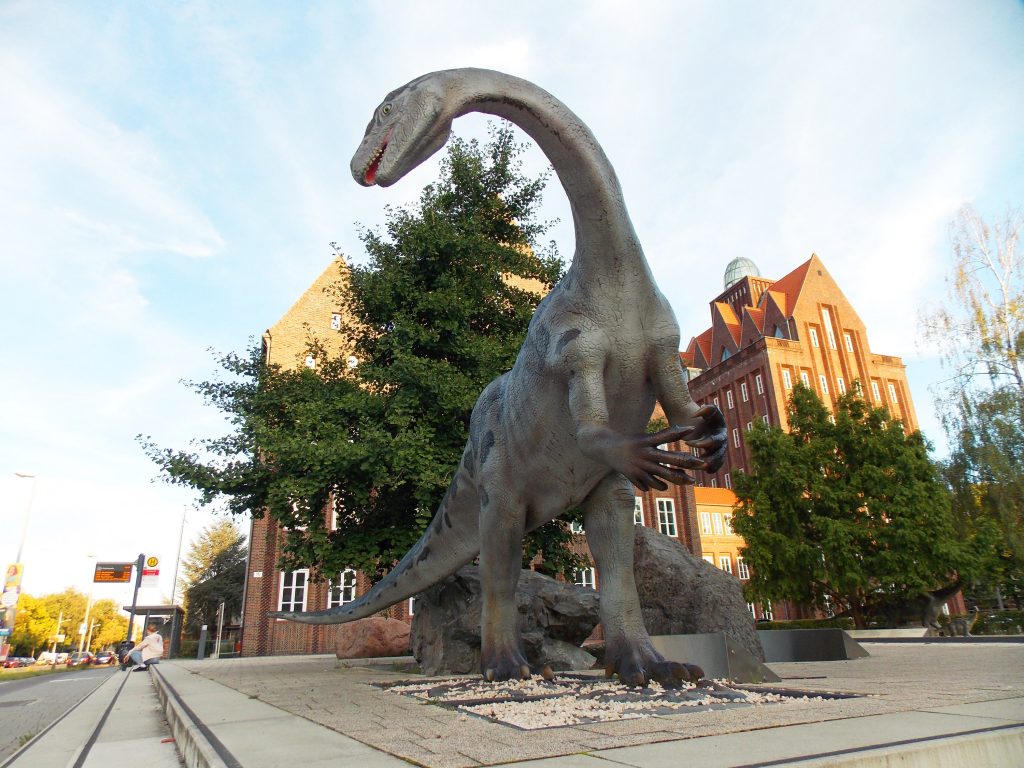 Lebensgroßes Modell eines Plateosaurus engelhardti vor dem Naturhistorischen Museum Braunschweig