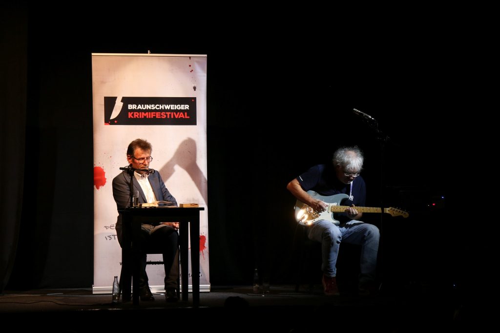 Musikalische Lesung „Bond trifft Blume“ mit Roland Lange und Dirk Heimberg am 7.11.2021 in der Komödie am Altstadtmarkt