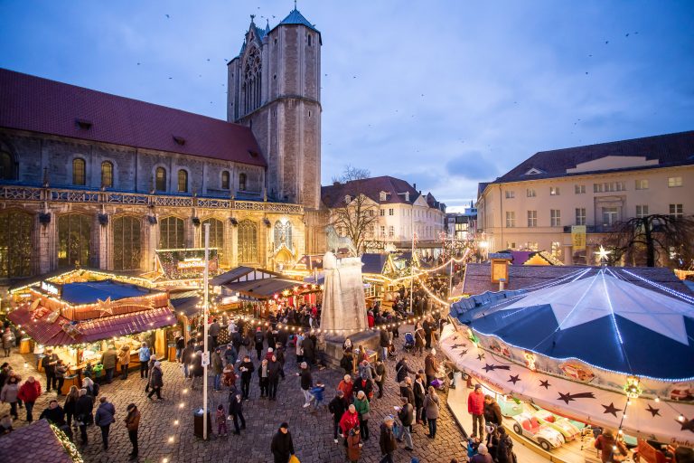 Weihnachtsmarkt Braunschweig vor dem Dom mit Beleuchtung und Kinderkarussel