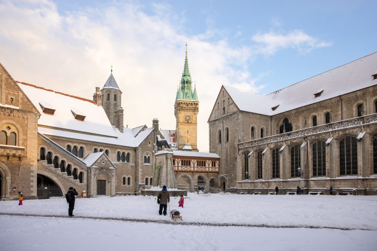 Der Burgplatz mit Schnee