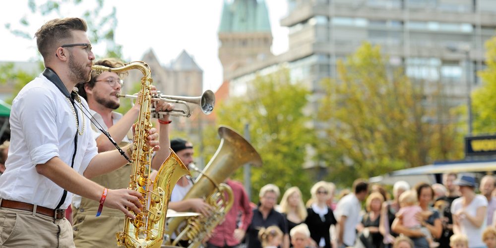 Saxophonspieler vor einer Menschenmenge