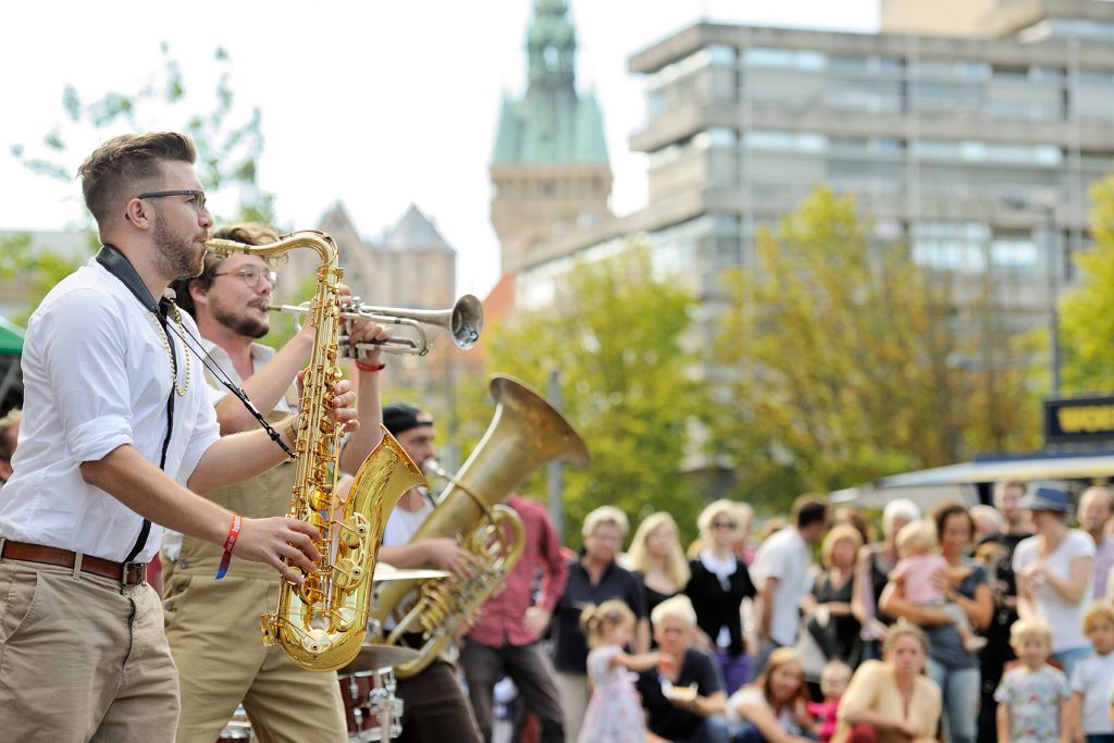 Saxophonspieler vor einer Menschenmenge