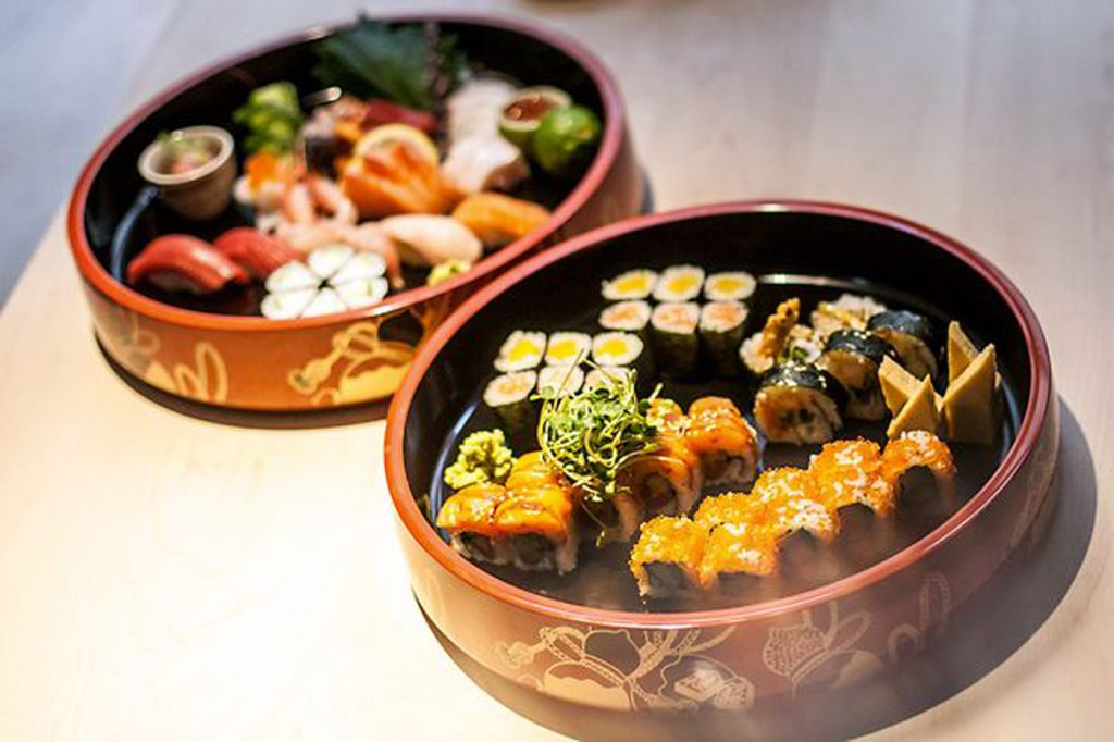 Zwei Teller mit Sushi