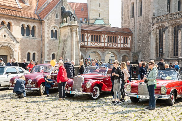 Auf dem Burgplatz sind Oldtimer Autos ausgestellt.