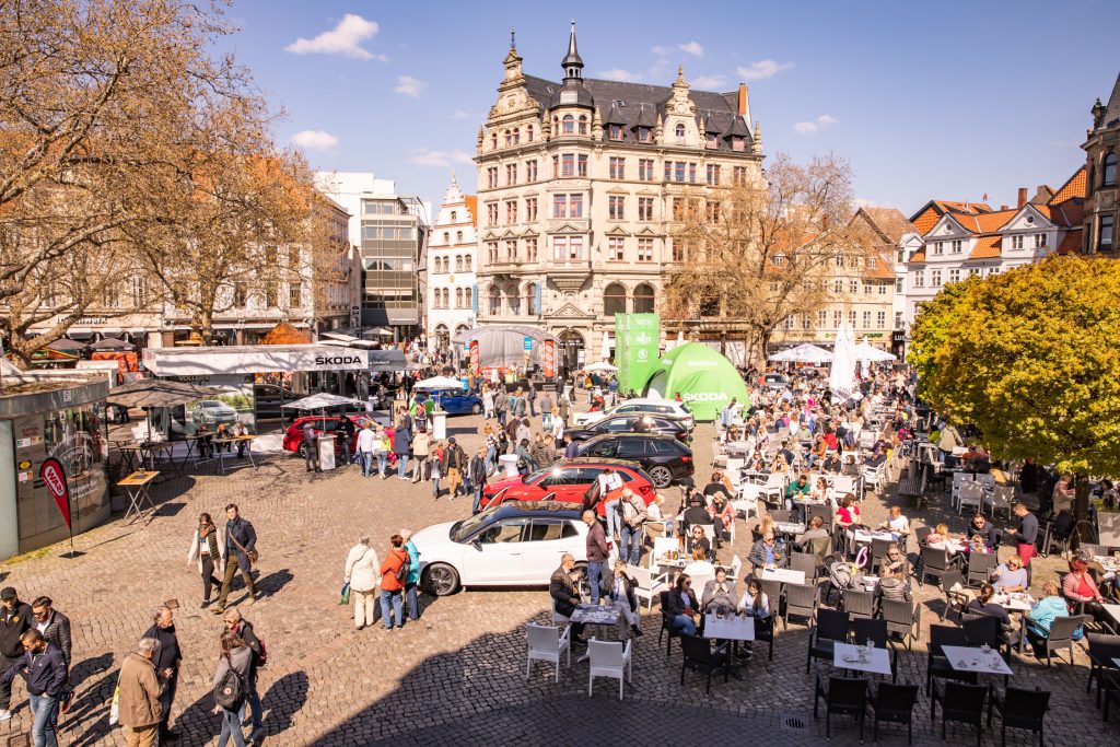 Braunschweig Kohlmarkt mit ausgestellten Autos und vielen Café Besucher:innen