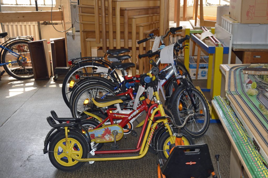 Aufgereiht sind verschiedene Modelle von Kinderfahrrädern und Laufrädern