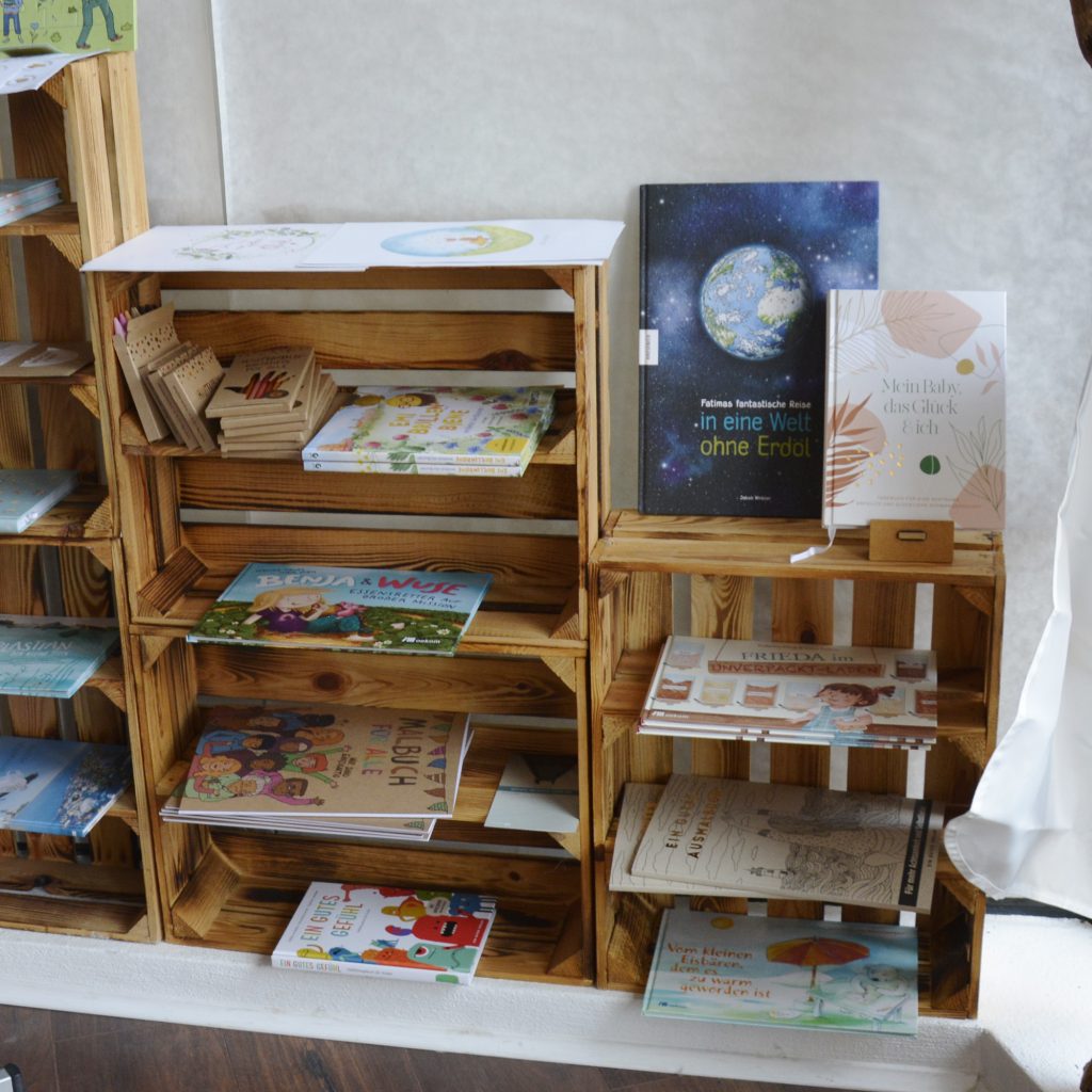 Holzregal mit Kinderbüchern