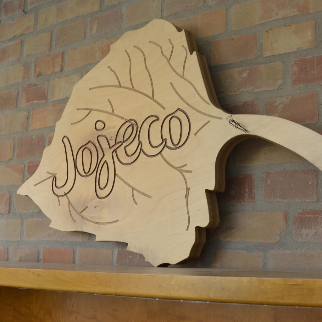 Holzschild mit Schriftzug "Jojeco".