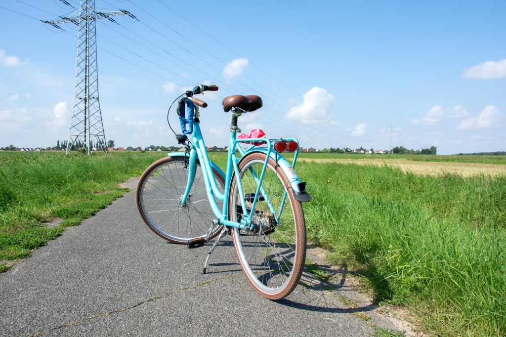 Fahrrad auf Weg zwischen Feldern