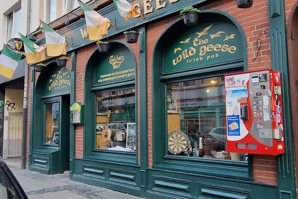 Das Wild Geese, Braunschweigs Irish Pub, von außen zu sehen.