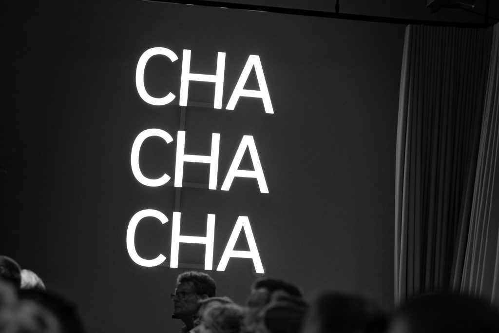 Schriftzug an der Wan "CHA CHA CHA"