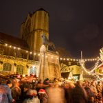 Ein Blick auf den Burglöwen inmitten des Braunschweiger Weihnachtsmarktes