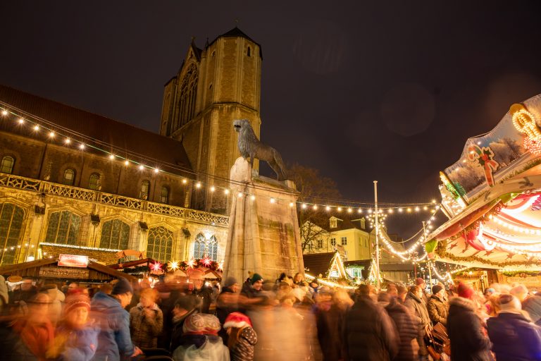 Ein Blick auf den Burglöwen inmitten des Braunschweiger Weihnachtsmarktes