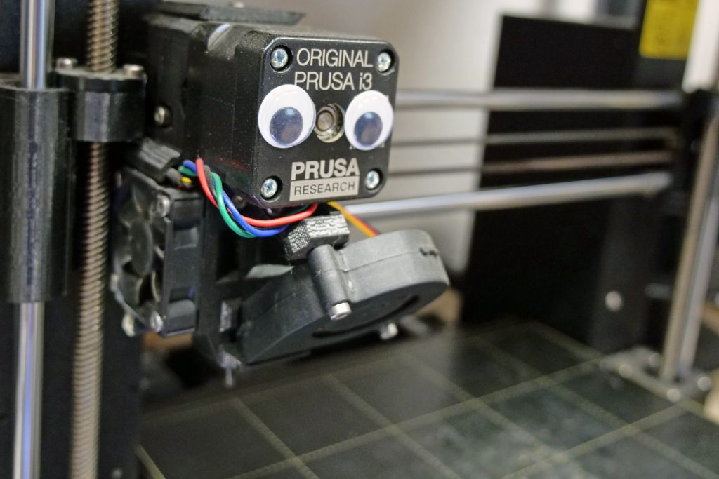 Ein 3D-Drucker mit aufgeklebten Wackelaugen.