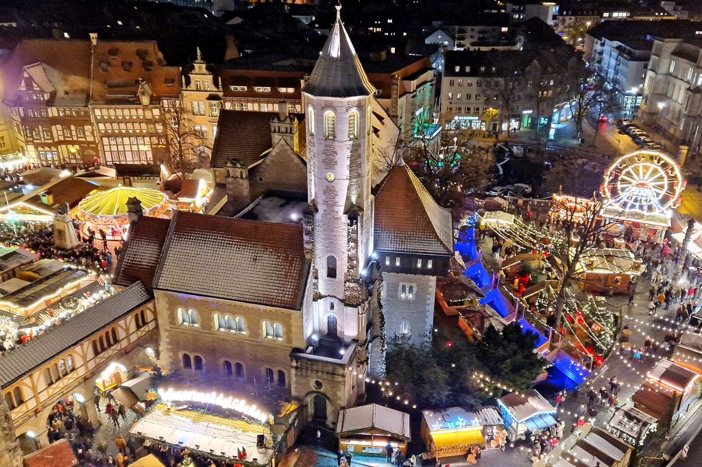 Blick von oben auf den Braunschweiger Weihnachtsmarkt