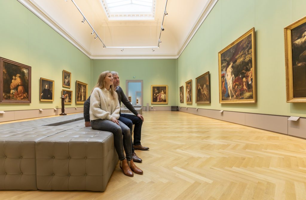 Zwei Personen sitzen in der gemäldegalerie im herzog Anton Ulrich-Museum