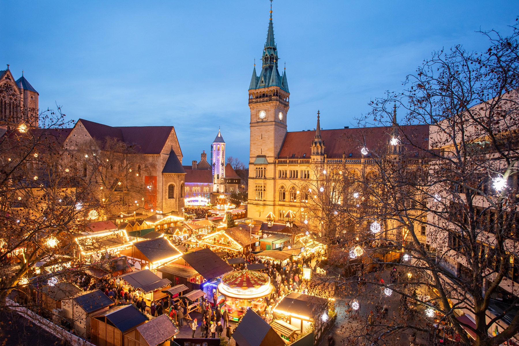 Beleuchtete Stände des Braunschweiger Weihnachtsmarkts vor dem Rathaus