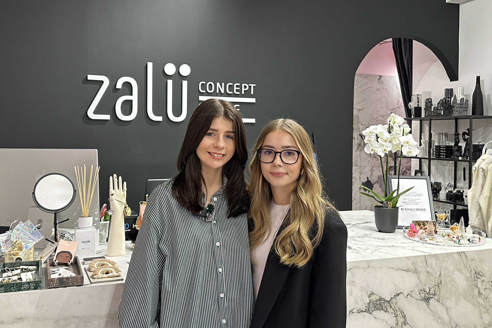 Die Inhaberin Żaneta Maria Gonsior steht mit ihrer Schwester Jasmin Marie Gonsior im Zalü Concept Store in der Braunschweiger Innenstadt.