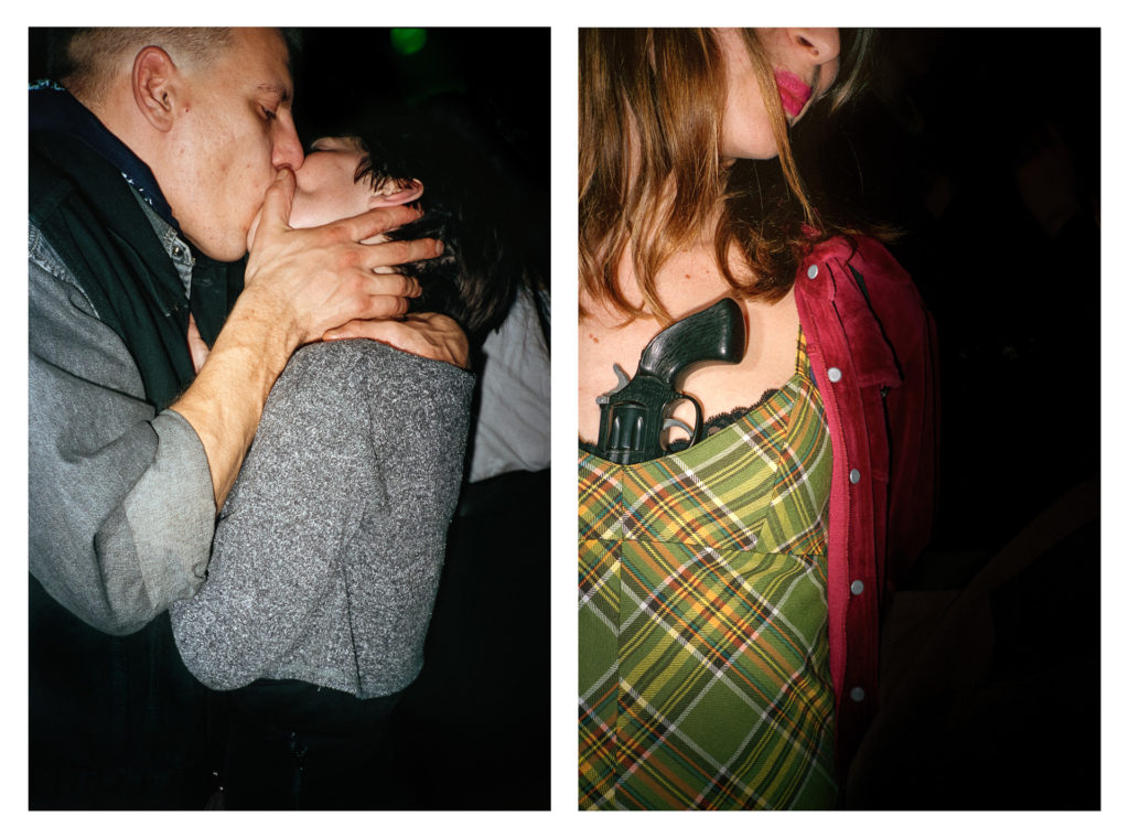 Foto eines küssenden Pärchens neben dem Foto einer Frau, die sich eine Pistole in den Ausschnitt steckt. Symbolisierend für die Macht der Frau.